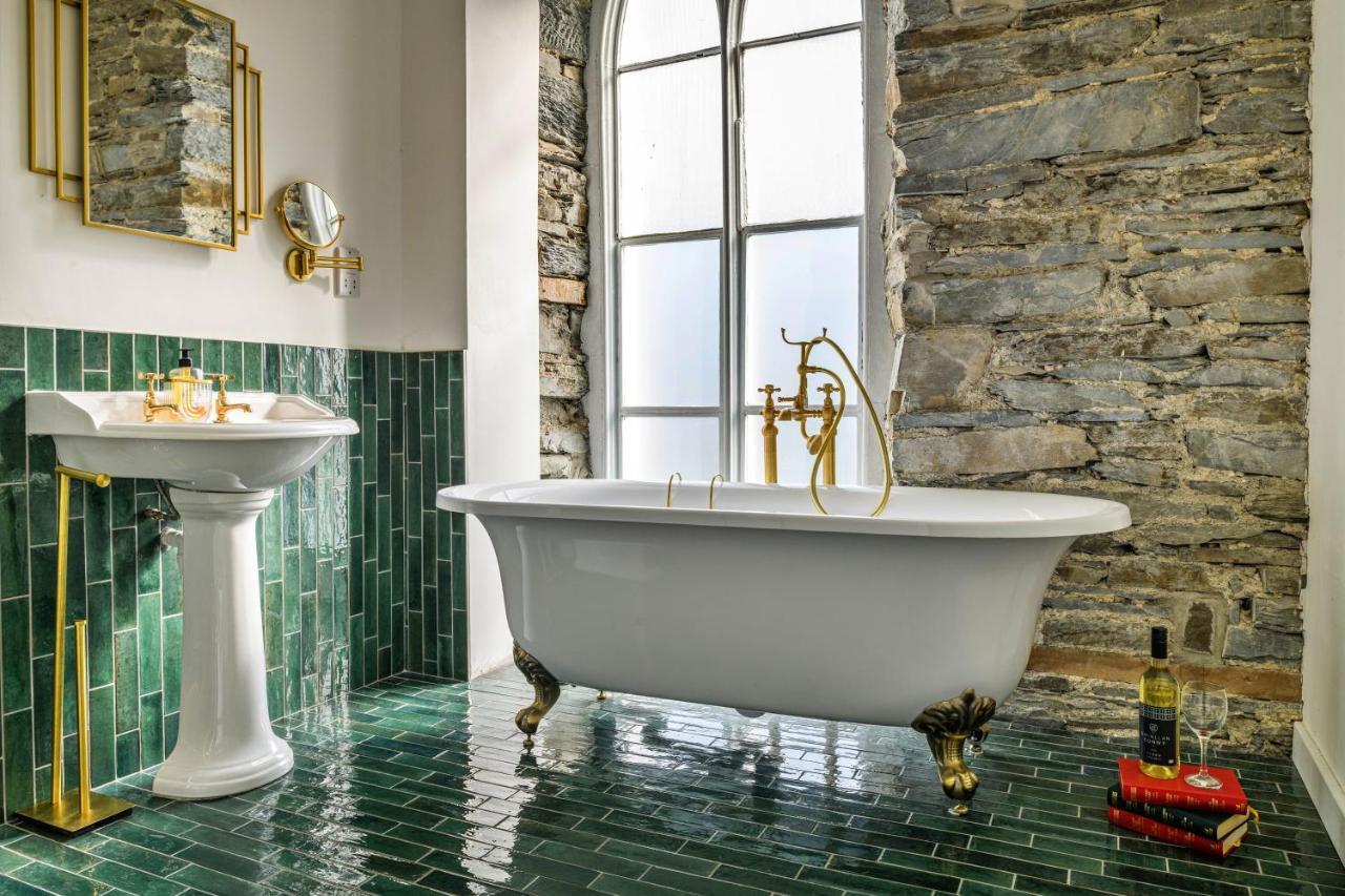 Finest Retreats - Luxury Converted Chapel With Hot Tub & Games Room Dinas Mawddwy Extérieur photo